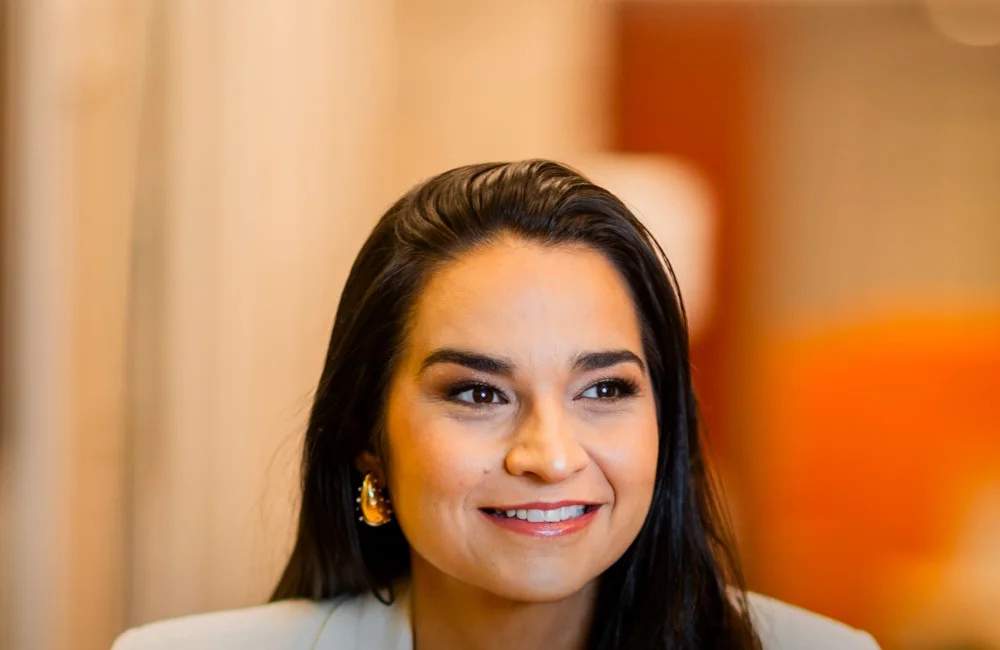 Dra. Marilu Tiúba sorrindo em seu consultório